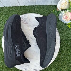 HOKA Arahi 8 women 
Best seller NEW Sz 8.5 D
COLOR: Black / Black
